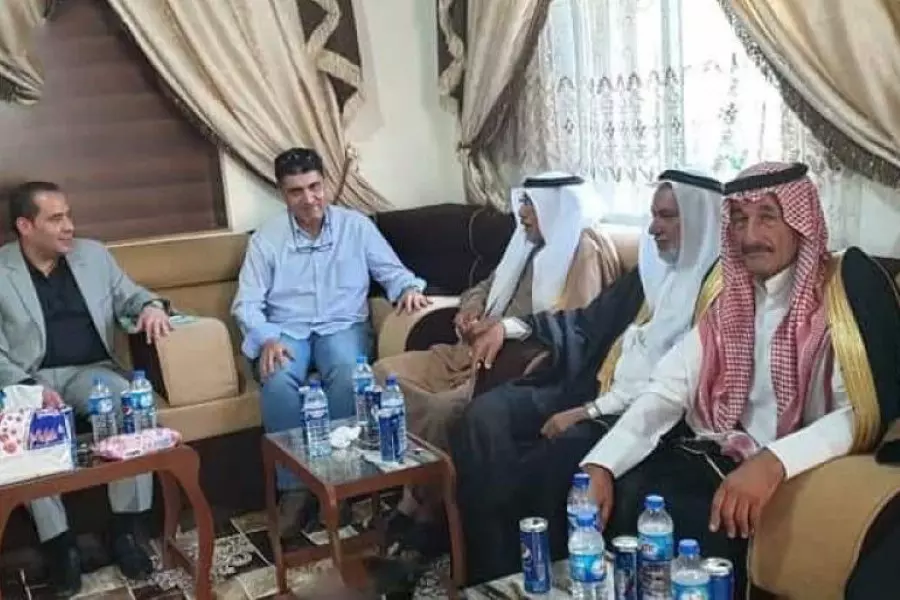 وزير سعودي يلتقي وجهاء عشائر وقادة أمريكيين بحقل العمر النفطي شرقي سوريا