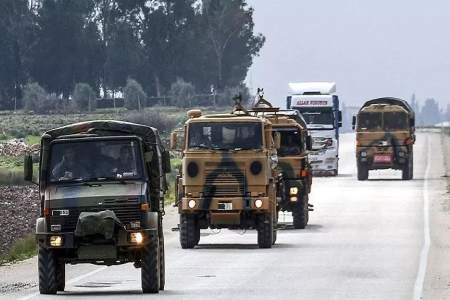 الجيش التركي يواصل إرسال التعزيزات العسكرية لوحداته المتمركزة على الحدود مع سوريا