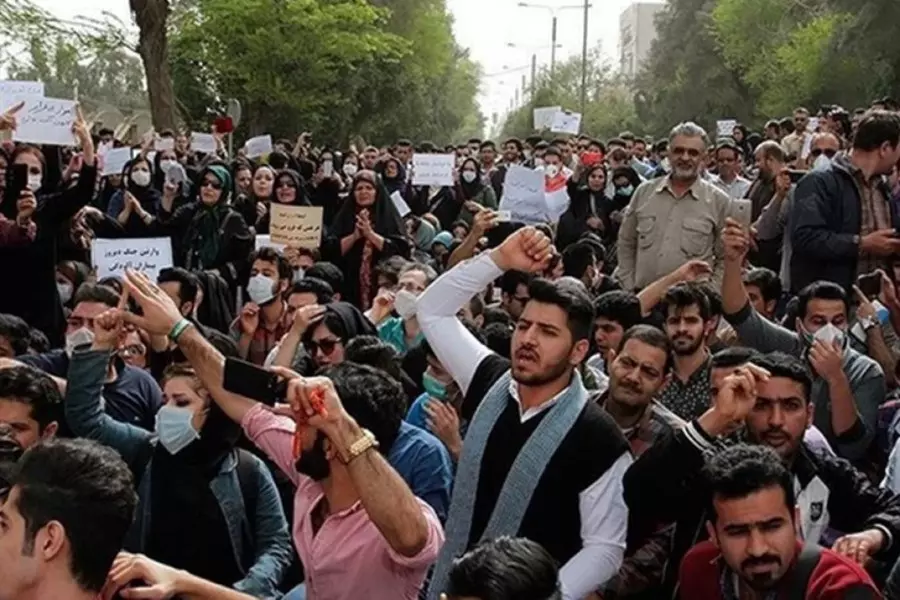 اتساع رقعة المظاهرات في إيران والأمن يواجه بالرصاص والاعتقالات