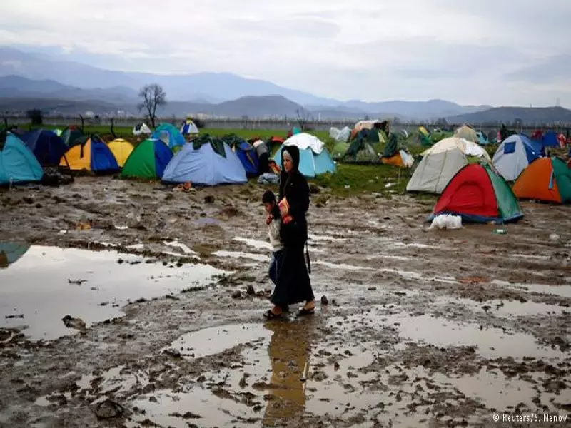 ظروف صعبة يعاني منها المهاجرون في مخيمات بلدة "إيدوميني" اليونانية