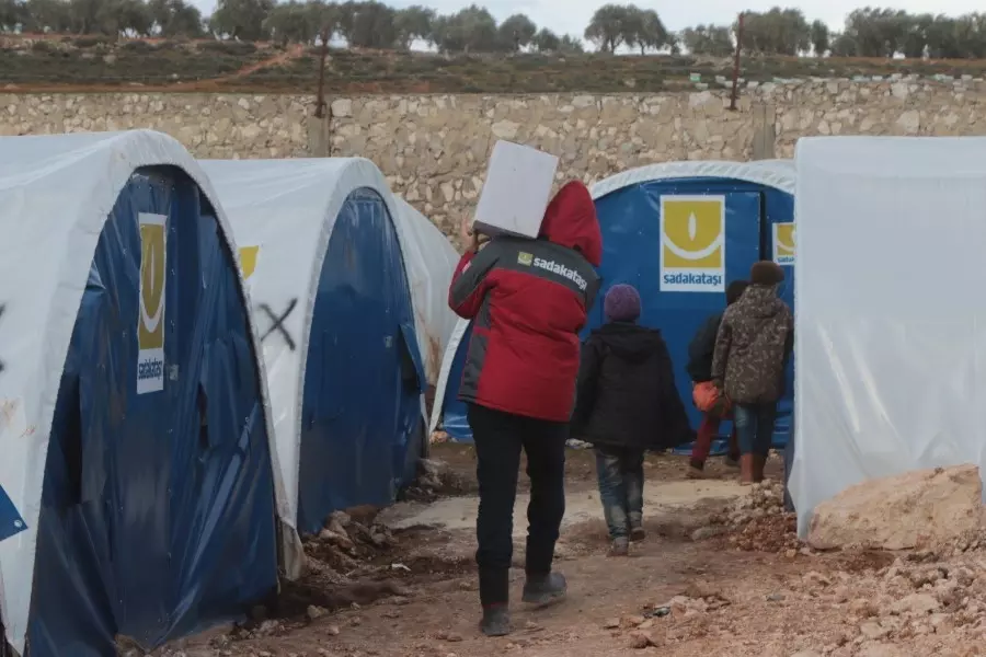 متبرعون وجمعيات تركية ترسل مساعدات إنسانية للنازحين في إدلب