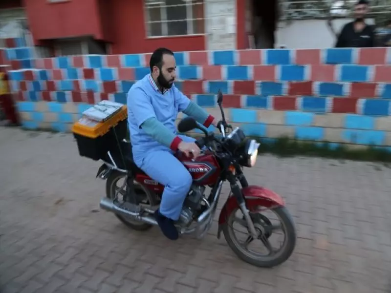 “دراجته” عيادة متنقلة .. لاجئ سوري يجول على مرضاه في تركيا