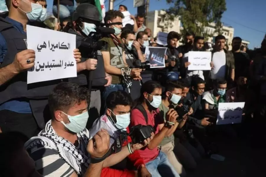 تزعم توفير "بيئة مناسبة العمل" .. "تحرير الشام" تتحدث عن "حرية الصحافة" وناشطون يردون