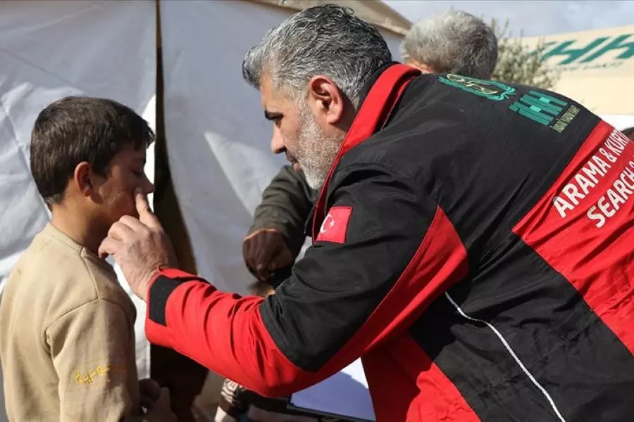 الإغاثة التركية توفد فريق طبي لإجراء فحوصات للنازحين بمخيمات إدلب