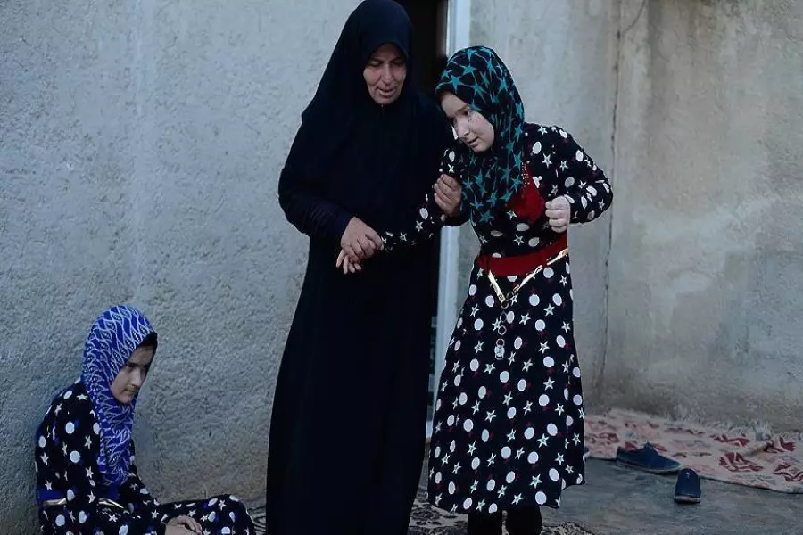 أم سورية حملت ابنتها على ظهرها هرباً من إرهاب "قسد"