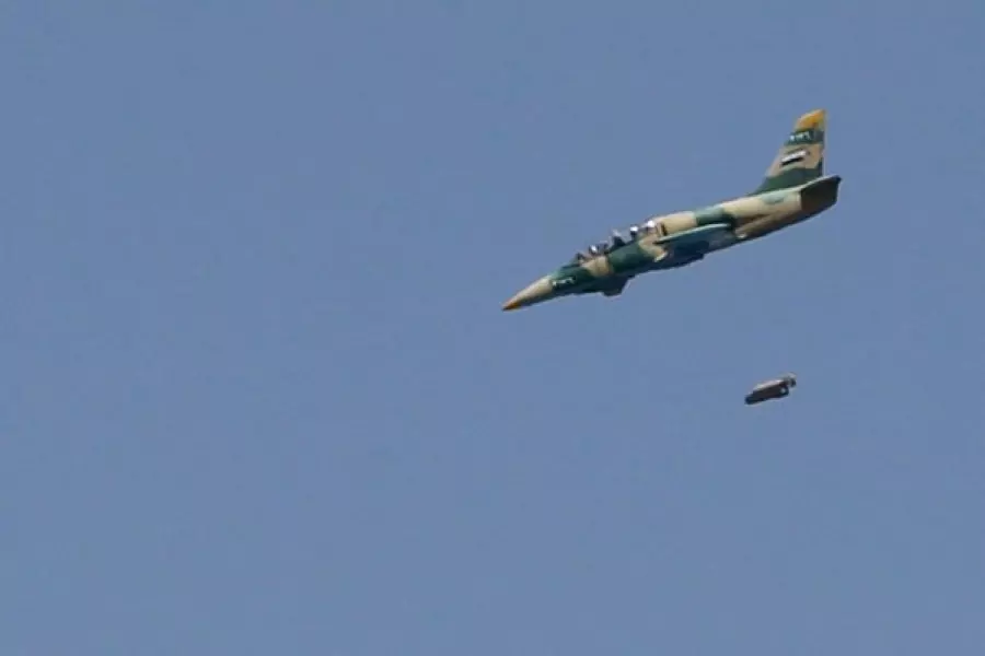 بعد الطيران الروسي ... طيران الأسد يقصف سراقب ويوقع شهيد وجرحى بين المدنيين