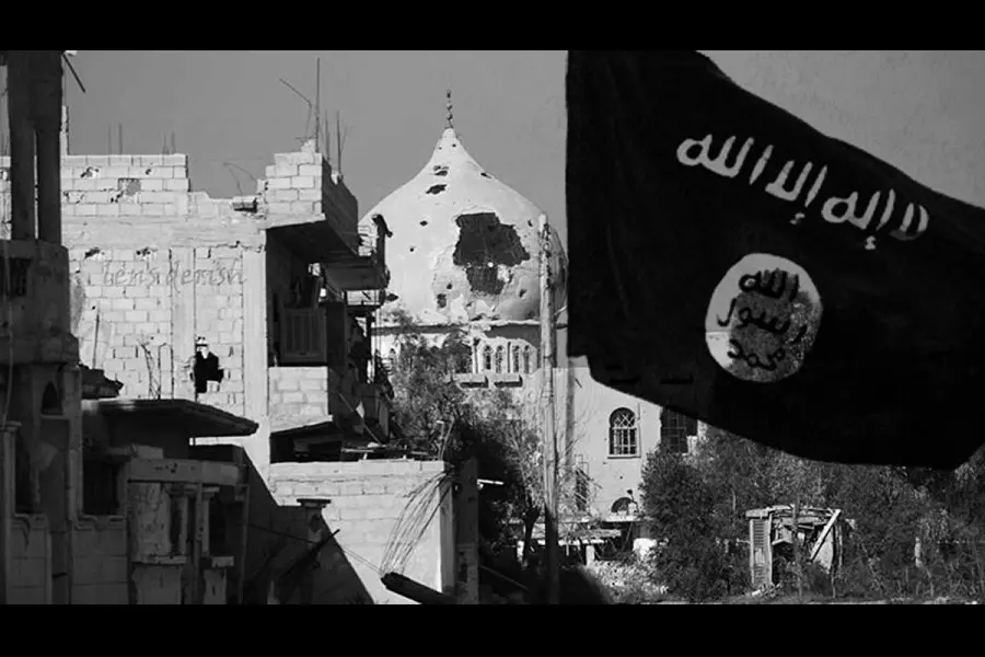 بعد إعلان تنظيم الدولة النفير الإلزامي .. أئمة المساجد يخطبون باللباس الميداني في دير الزور
