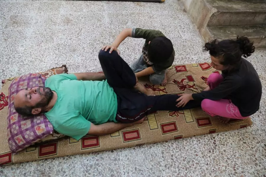 "أبو إبراهيم" أب لسبعة أطفال أقعدته صواريخ الأسد .. وألفي دولار كفيلة بعودته ليعيل أسرته