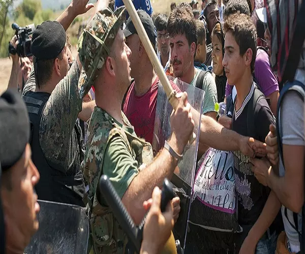 مواجهات بين الشرطة الونانية و لاجئين على الحدود اليونانية المقدونية