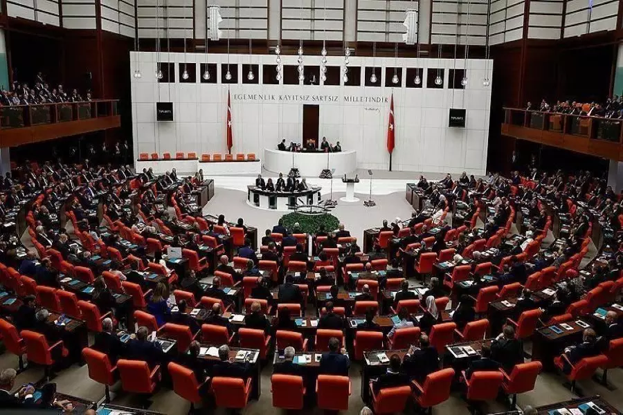 البرلمان التركي يمدد تفويض العمليات العسكرية بسوريا والعراق لعام إضافي