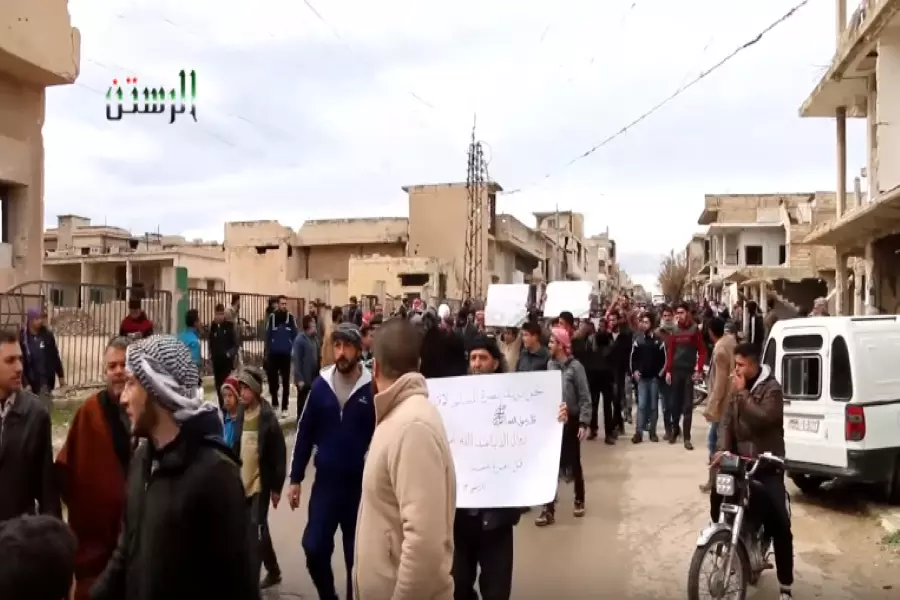 مظاهرات ضد تحرير الشام في الرستن والأخيرة تخلي مقراتها في المدينة