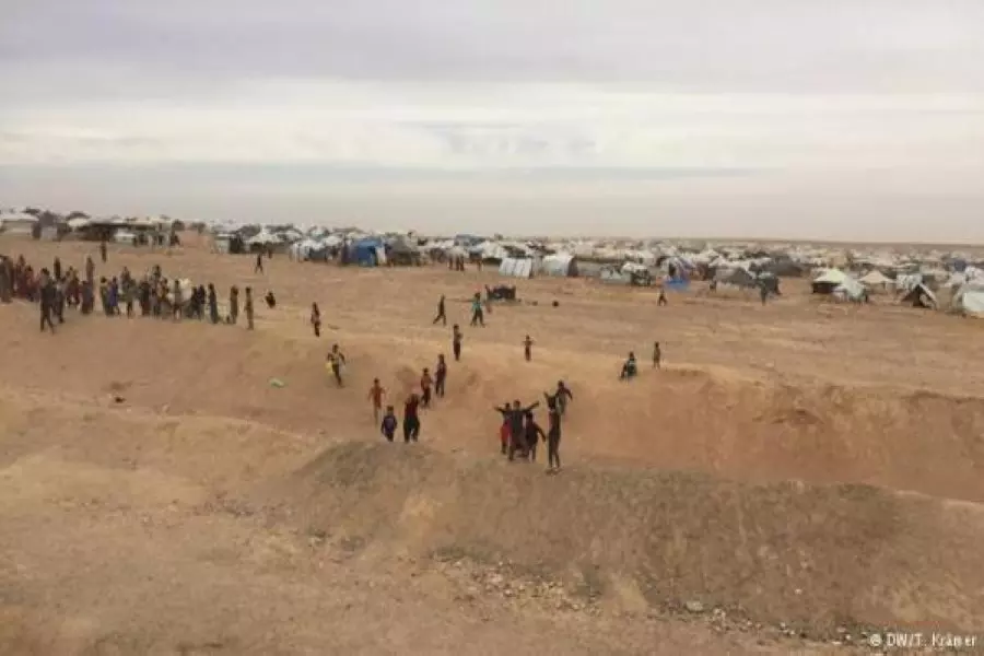 حركة نزوح كبيرة لقاطني مخيم الرويشد شرقي السويداء باتجاه مخيم الركبان بسبب قصف طيران الأسد