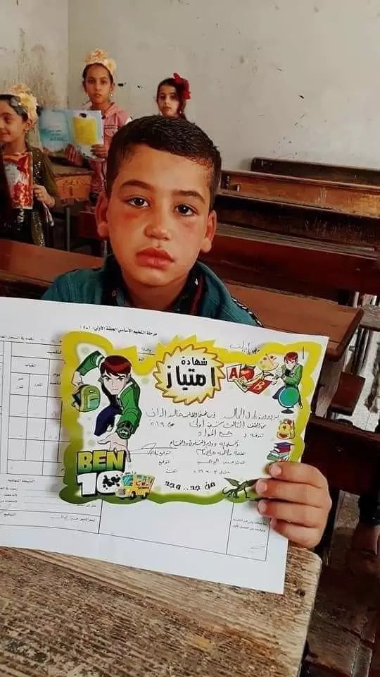 حاملاً تفوقه للسماء ... طائرات الأسد تقتل الطفل "خالد الداني" وعائلته بمجزرة بسراقب
