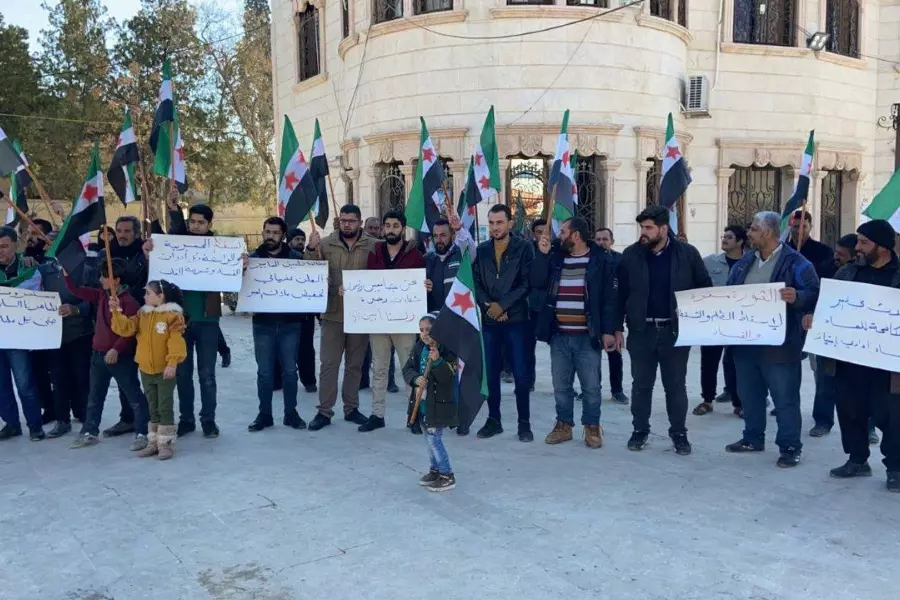 وقفة احتجاجية على قرار "فصل تعسفي" لموظفين بمعبر "باب السلامة" بريف حلب