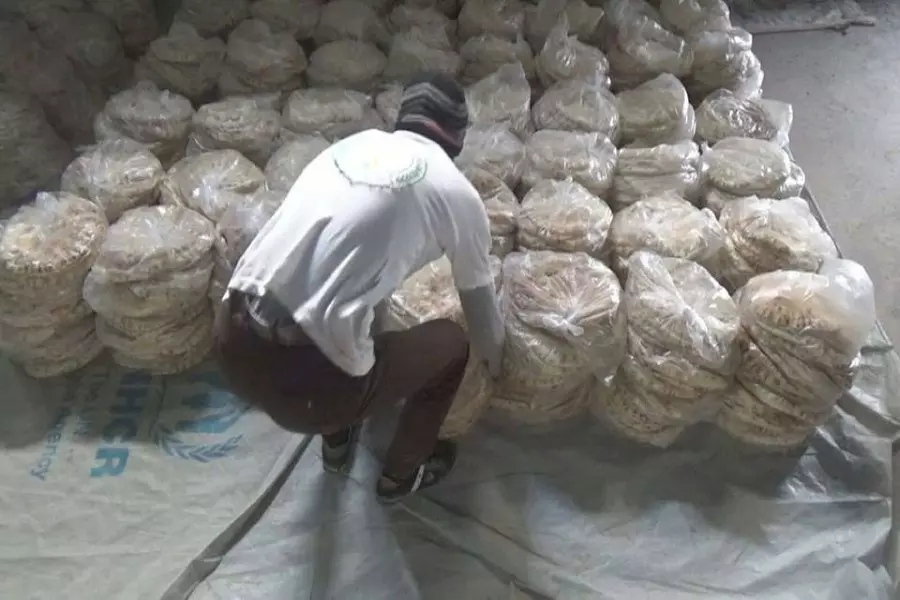 آلاف المدنيين يذوقون المرارة ... فصائل ريف درعا تمنع الخبز عن حوض اليرموك