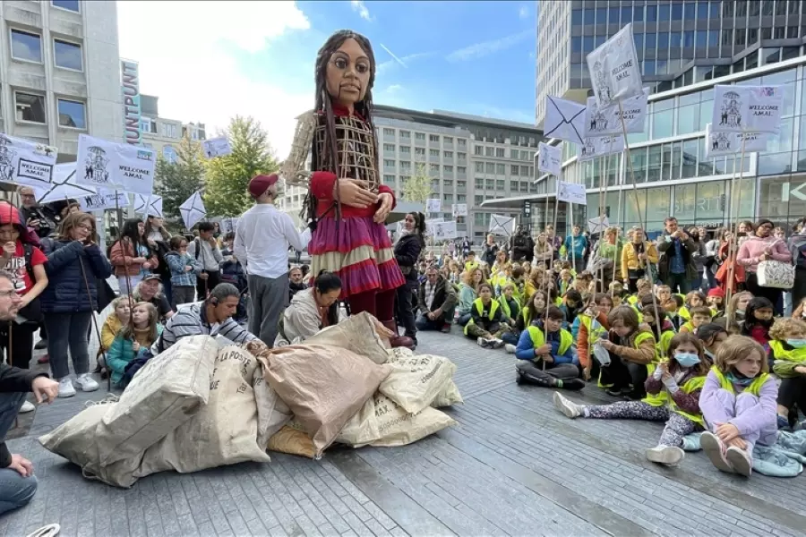 لنقل معاناة الأطفال السوريين ... "أمل الصغيرة" تصل العاصمة البلجيكية بروكسل