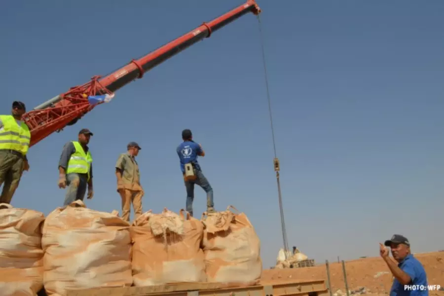 باستخدام "الرافعات" .. الأمم المتحدة تقدم مساعدات بعملية نوعية للنازحين السوريين العالقين على الحدود الأردنية