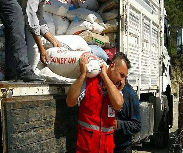 الهلال الأحمر التركي ... يقدم آلاف الأطنان من المساعدات الغذائية  للنازحين من القصف الروسي