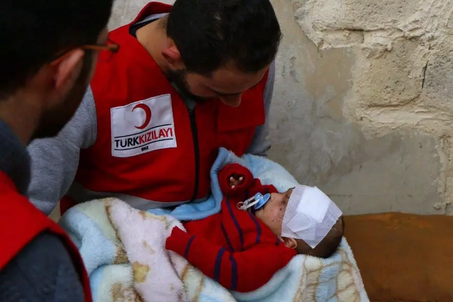 فريق الهلال الأحمر التركي في الغوطة الشرقية يلتقي الطفل "كريم" لتقديم الاحتياجات اللازمة