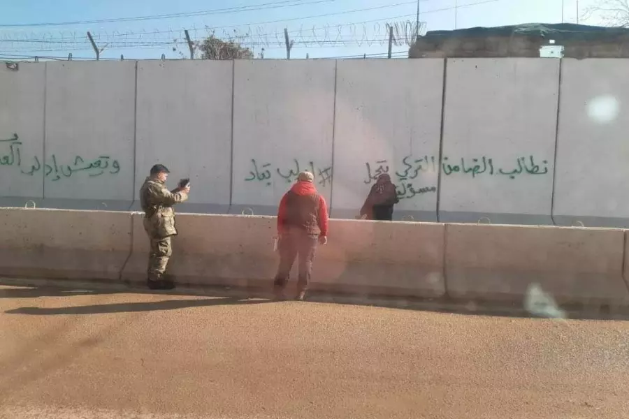اعتقال مدني ناشد تركيا بعبارة على الجدار العازل لتحمل مسؤولياتها تجاه قصف إدلب