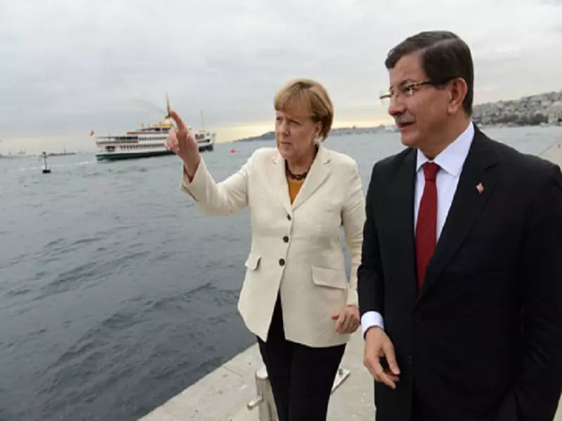 رئيس الوزراء التركي والمستشارة الألمانية أنجيلا ميركل يبحثان أزمة المهاجرين والمسألة السورية