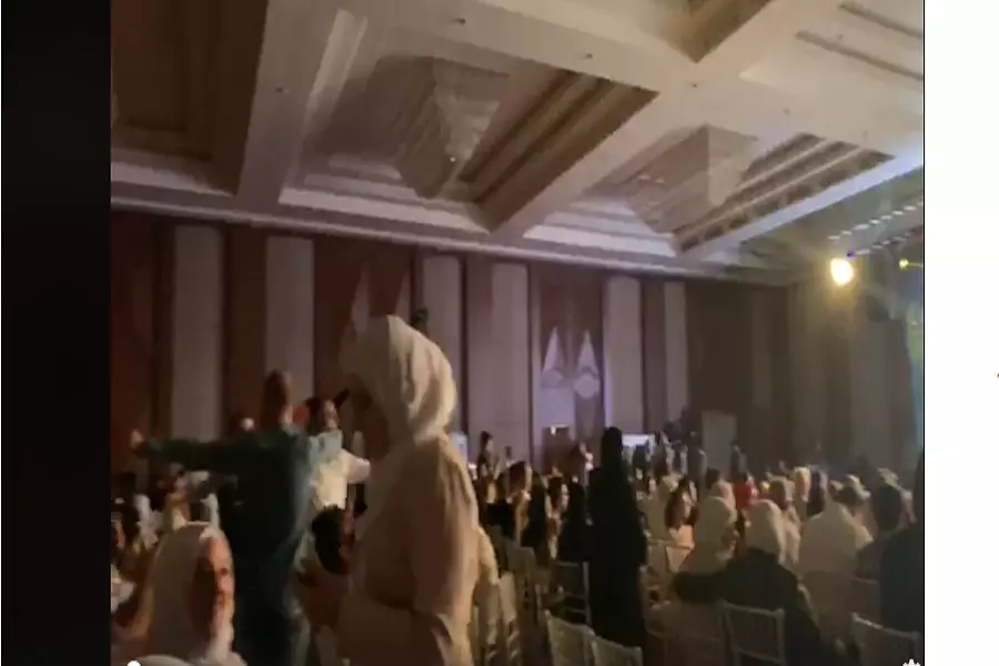 رقص وتمايل في مؤتمر لـ "منظومة وطن" يثير استياء السوريين وإداري في المنظمة يهاجم ثم يعتذر ويبرر