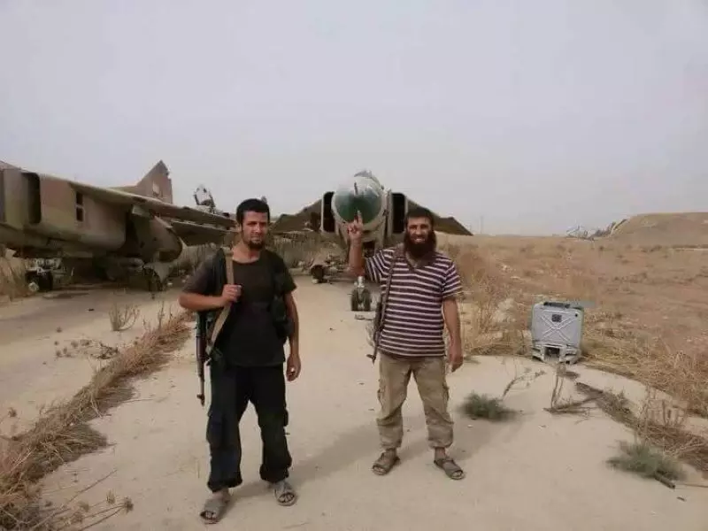 جبهة النصرة تقتحم مطار أبو الظهور وتسيطر عليه بشكل كامل بعد حصار دام لأشهر.