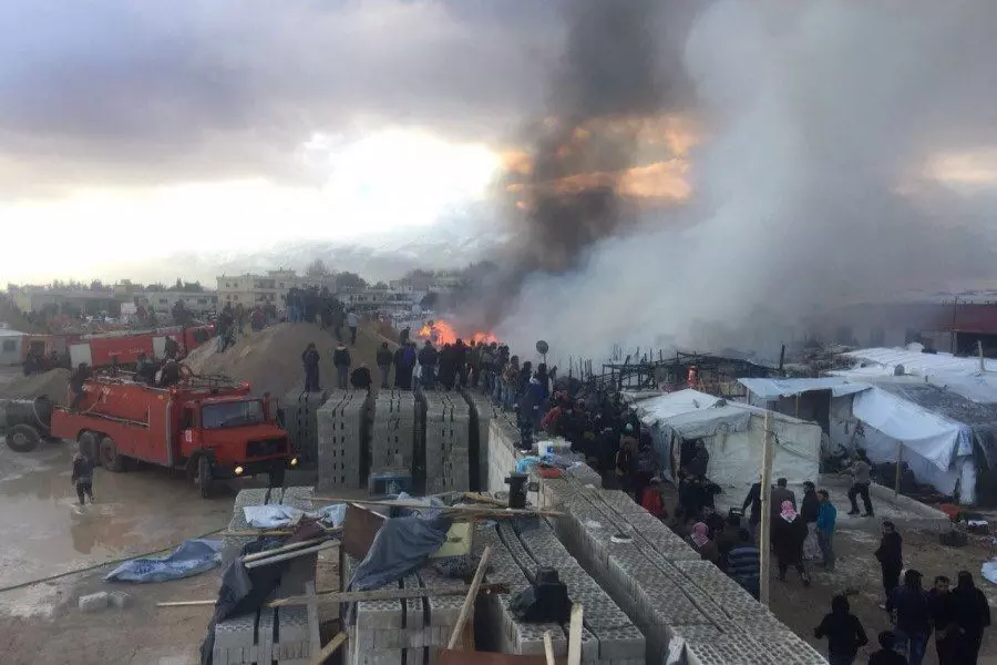 حريق في مخيم اللاجئين في البقاع يودي بحياة تسعة سوريين ويشرد المئات من العائلات