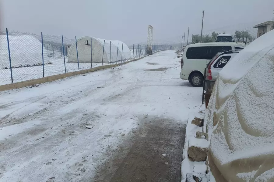 وسط معاناة مريرة لآلاف النازحين .. منخفض جوي شديد البرودة يضرب شمال سوريا