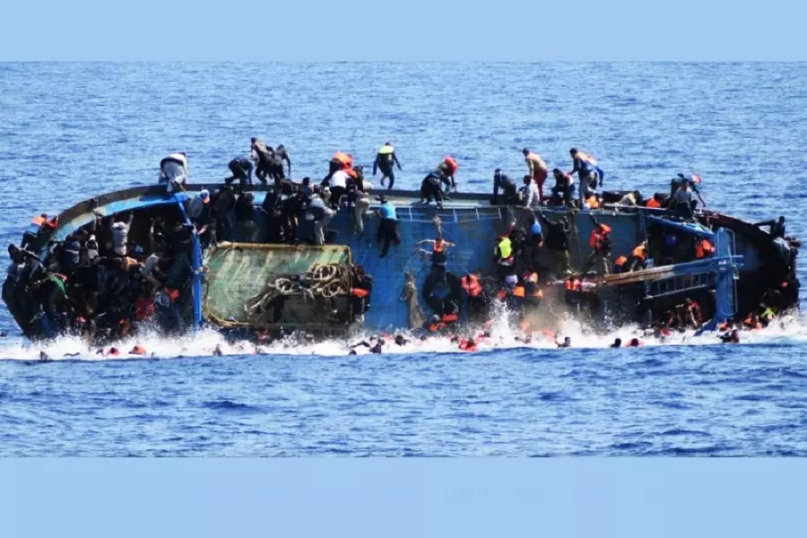 خفر السواحل التركي ينقذ مهاجرين غرق مركبهم قبالة سواحل اليونان بينهم سوريين