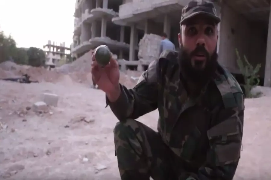فيديو ... قوات الأسد تزود عناصرها بقنابل محملة بغازات سامة على جبهات الغوطة الشرقية