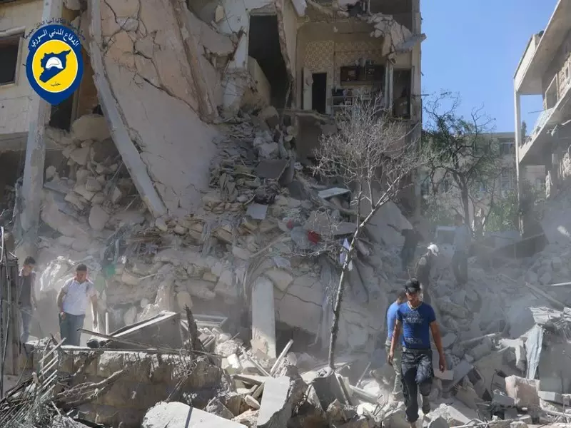 شهداء وجرحى وعالقين تحت الأنقاض جراء قصف جوي على حلب وريفها
