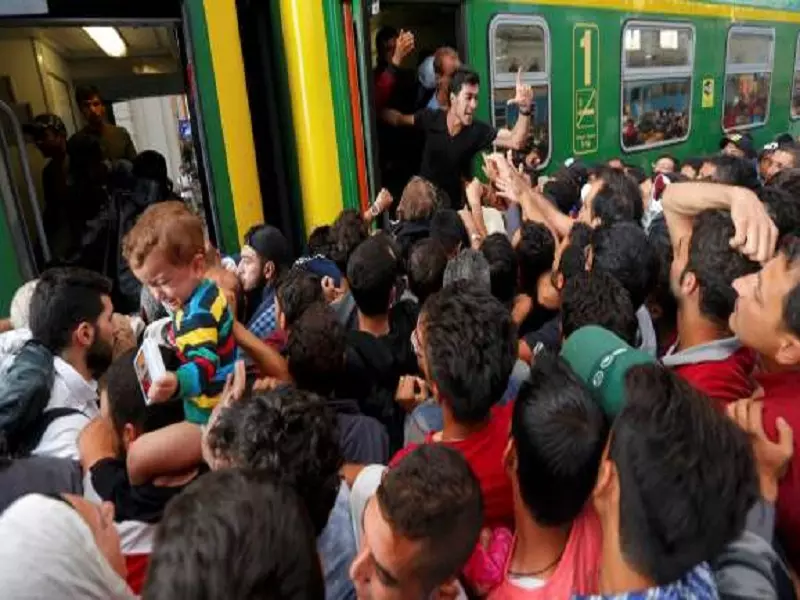 المجر تنقل اللاجئين إلى معسكرات استقبال
