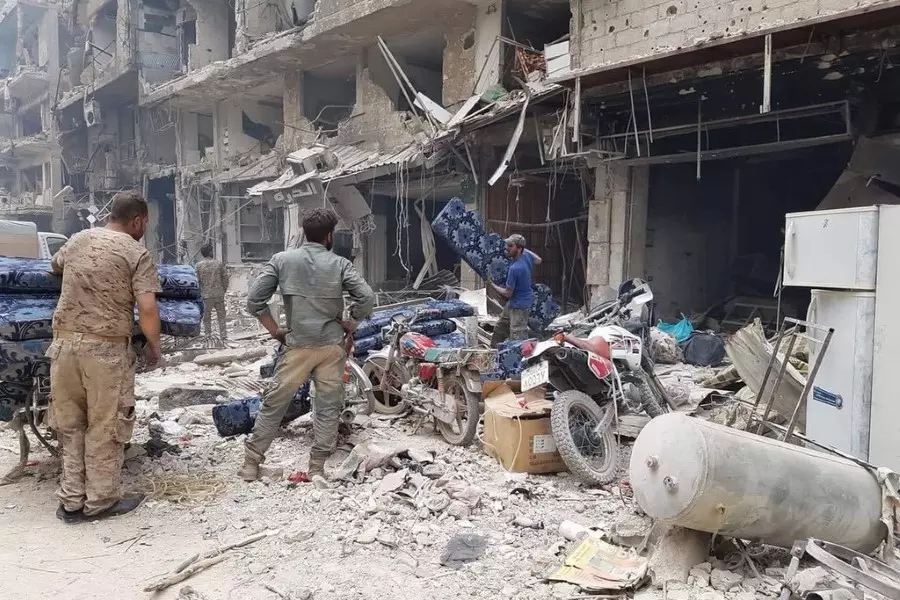 بحجة رفع الأنقاض ... قوات الأسد تواصل "تعفيش" ممتلكات المدنيين في مخيم اليرموك