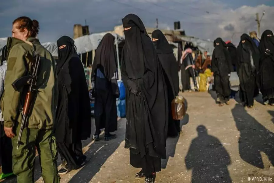 التحالف الدولي ينقل نساء عناصر "داعش" الأجانب من الحسكة إلى الرقة