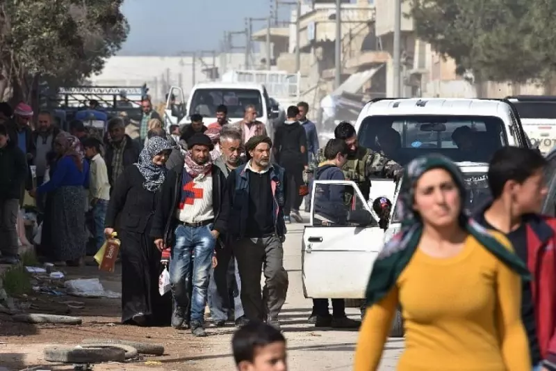 النظام يعيد نازحي عفرين من مدينة حلب إلى مخيمات PYD ونشطاء: لغايات سياسية تفاوضية