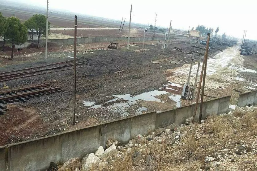 اتهامات لعدة أطراف في السطو على المنشآت العامة وتملكها في ادلب و آخرها سرقة السكة الحديدة