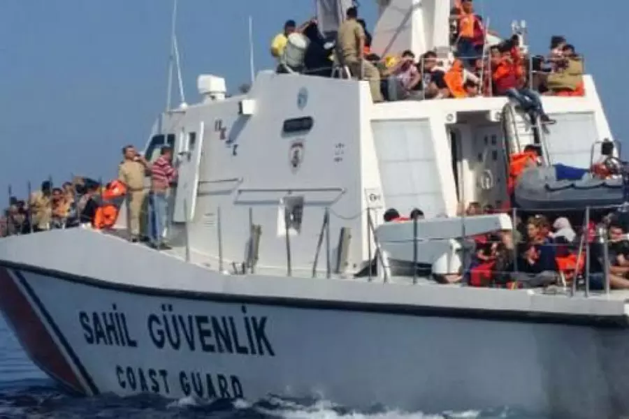 خفر السواحل اليوناني يعرض حياة لاجئين للخطر والخفر التركي ينقذهم