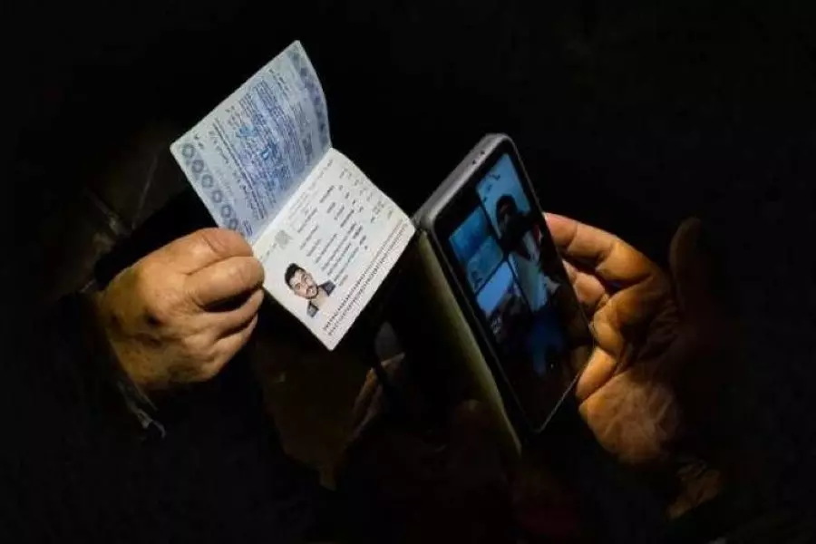 تعكس أوجاع اللاجئين .. "نيويورك تايمز" تسلط الضوء على قصة شاب سوري هاجر من حمص ودفن في بولندا