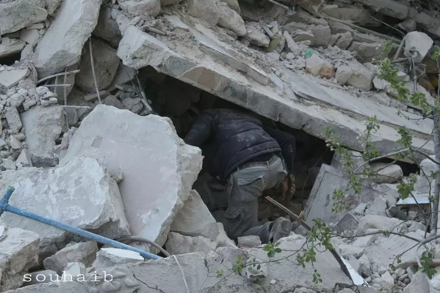 الدفاع المدني ينتشل امرأة على قيد الحياة بعد عمل لـ 11 ساعة في موقع القصف بإدلب