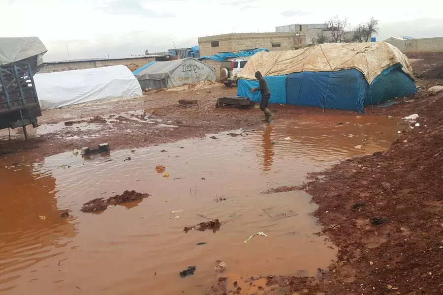 الأمطار والرياح تغرق عشرات الخيم في مخيمات ريف إدلب ومناشدات للمنظمات للتدخل
