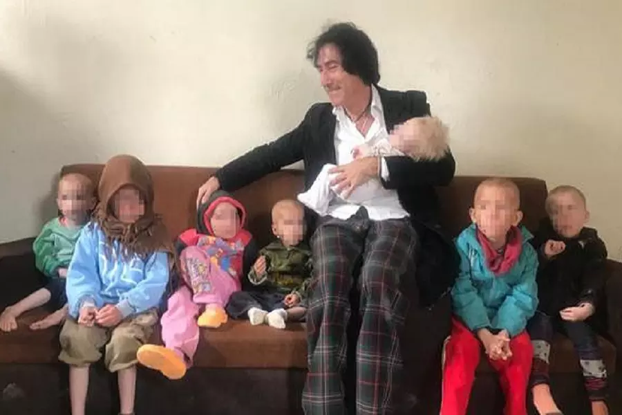 جد سويدي يعيد سبعة أطفال لأبوين "داعشيين" قتلا في سوريا إلى بلادهم