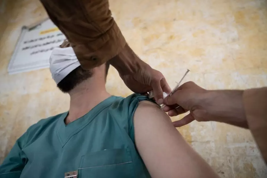 استمرار تقديم اللقاح المضاد لـ"كورونا" في الشمال السوري وصحة النظام ترفع الوفيات إلى 1808