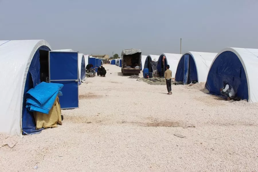 وحدات الحماية تنقل 700 شاب من مخيمات الشهباء بحلب باتجاه دير الزور