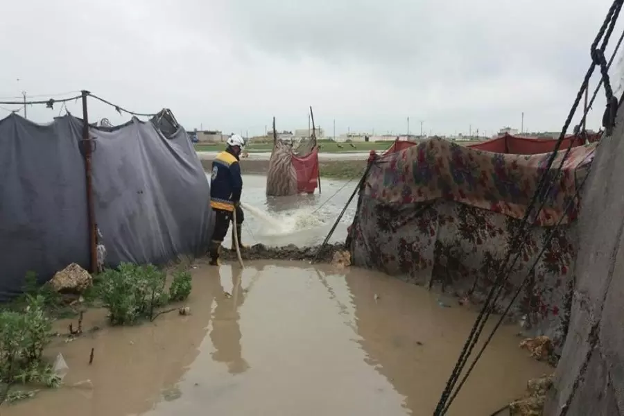 غرق عشرات الخيم في الشمال السوري بسبب الأمطار الغزيرة وتشكل السيول