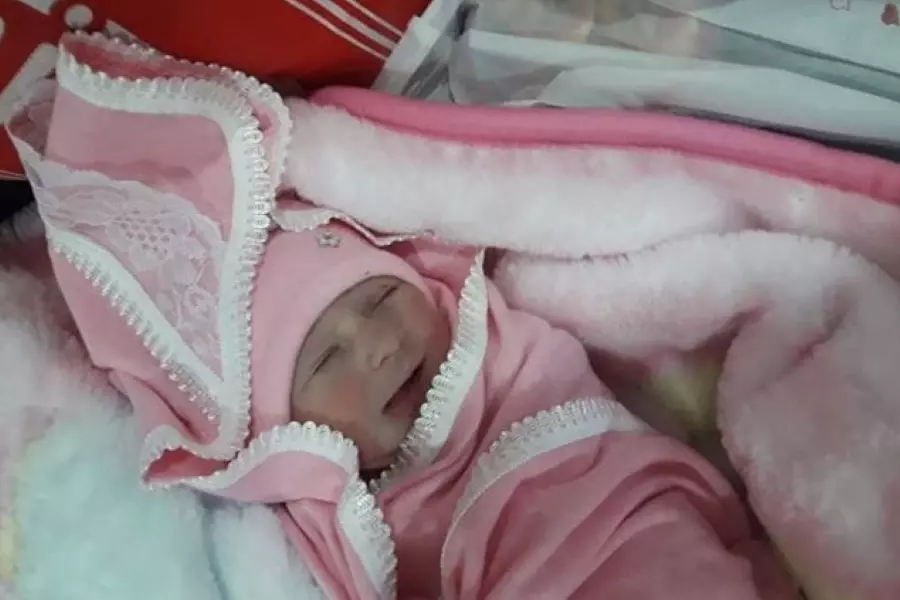 لاجئة فلسطينية تناشد للدخول إلى تركيا لرؤية مولودتها في المشافي التركية