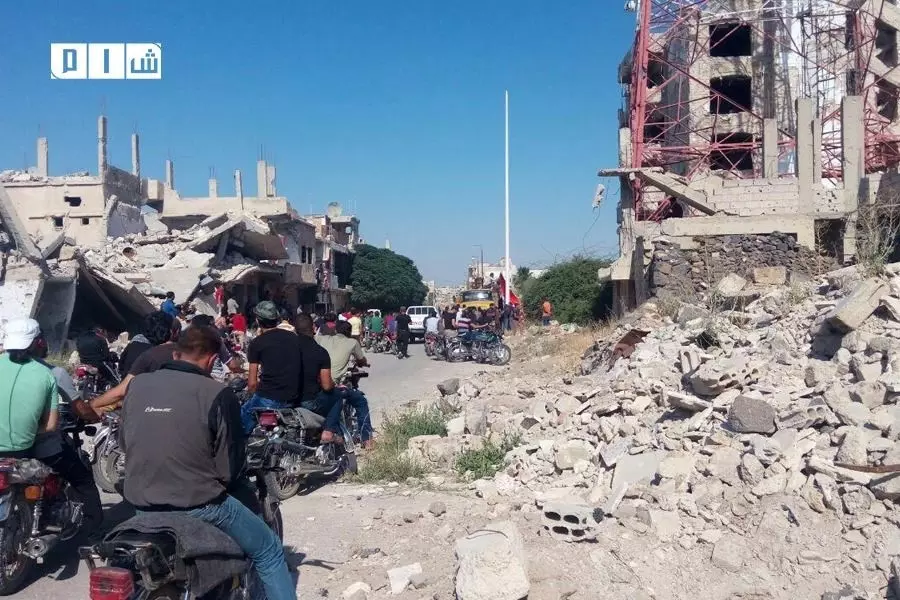 قوات الأسد ترفع علم النظام بالقرب من مبنى البريد والمسجد العمري بدرعا البلد
