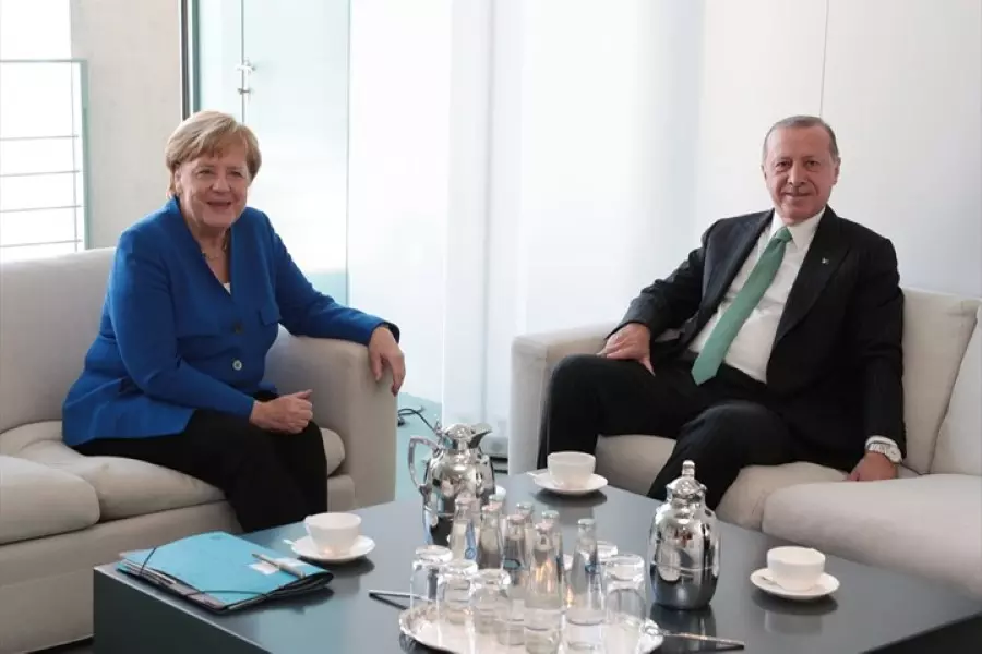 أردوغان وميركل يتفقان على عقد قمة رباعية مع "روسيا وفرنسا" بشأن إدلب