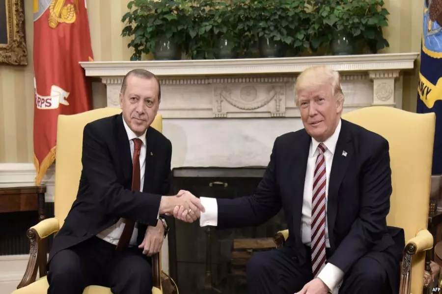 البيت الأبيض يؤكد إبلاغ ترامب للرئيس التركي ببدء تعديل "دعم الشركاء" في سوريا