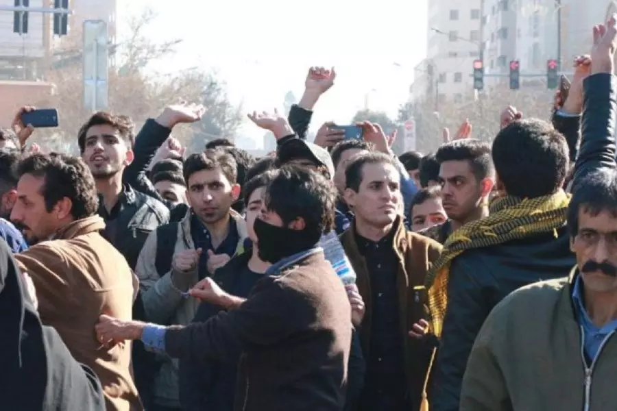 الأمن الإيراني يوقف عمال محتجّين أمام مبنى المحافظة في الأهواز